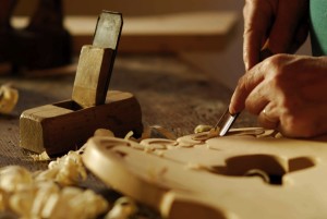 uomo che intaglia il legno settore artigianato