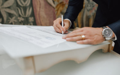 uomo che firma dei documenti - AIESiL prossimi corsi eventi nazionali